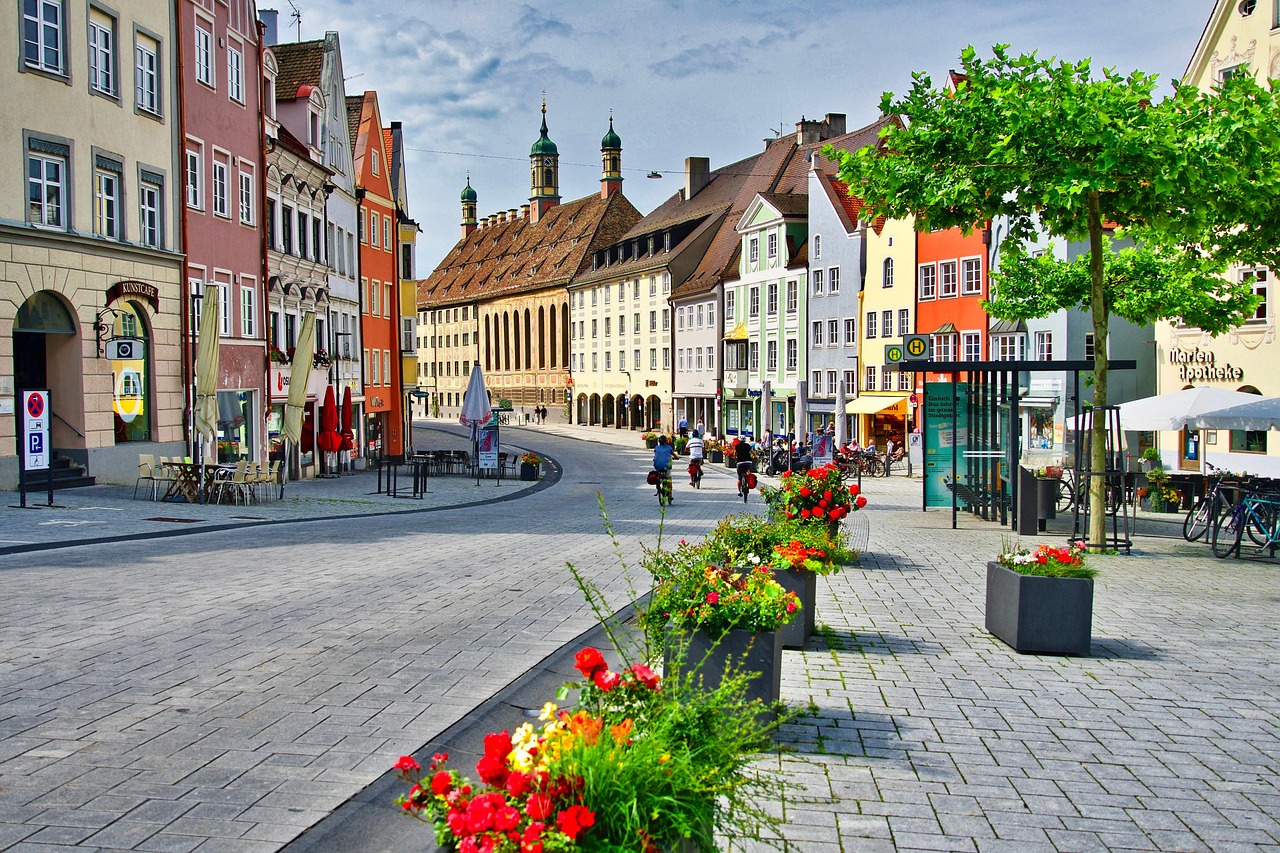 Community advocates meeting to coordinate support actions